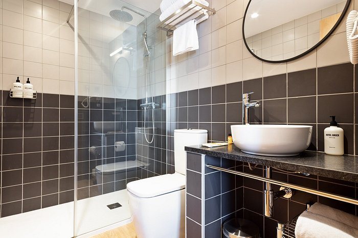 Hotel Brick — Bathroom