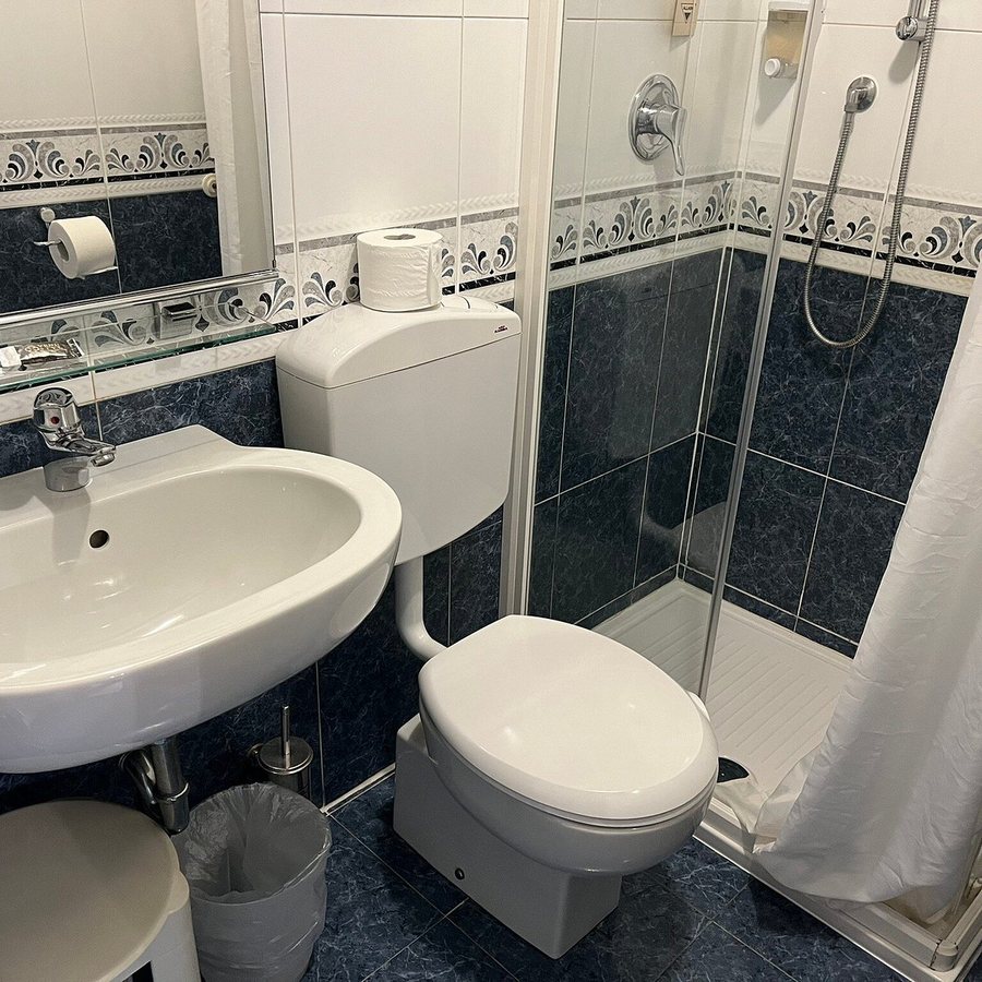 Hotel Bridge — Bathroom