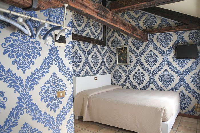 Hotel Bridge — Guest room