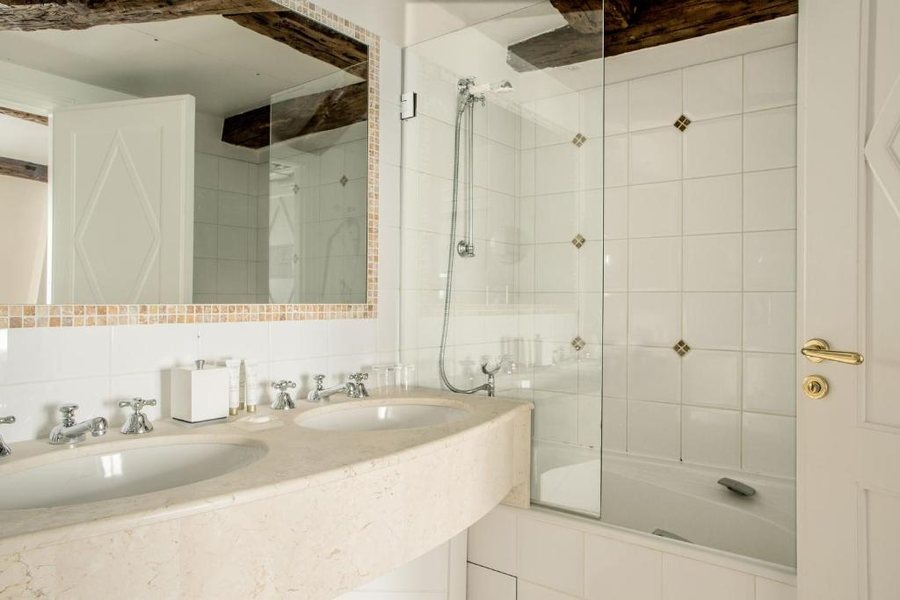 Hotel Brighton Paris — Bathroom