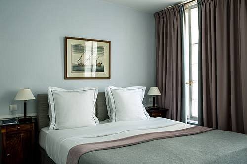 Hotel Brighton Paris — Guest room