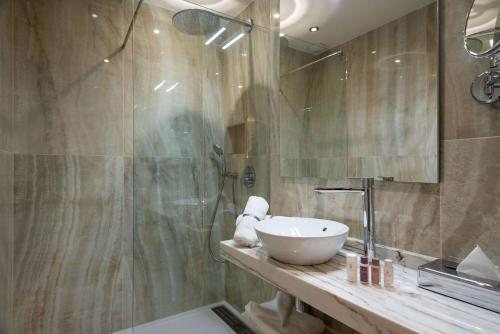 Hotel Brittany — Bathroom