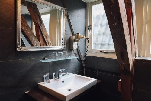 Hotel Cafe Corner House — Bathroom