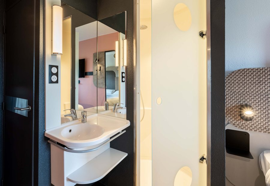 Hotel Calais — Bathroom