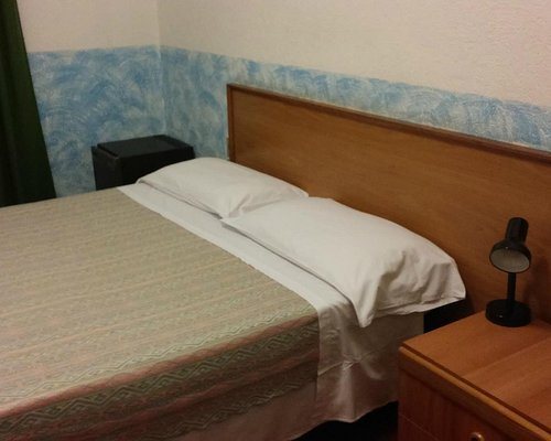 Hotel Calais — Guest room