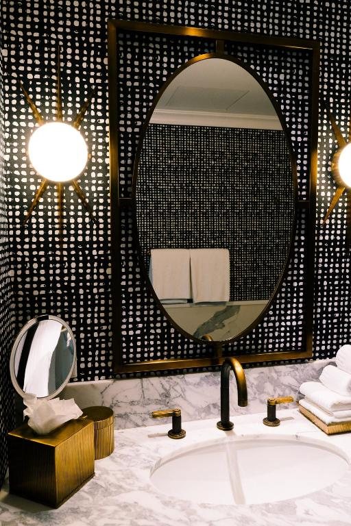 Hotel Californian — Bathroom