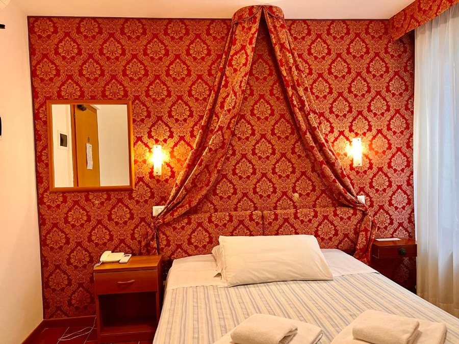 Hotel Canada Venezia — Guest room