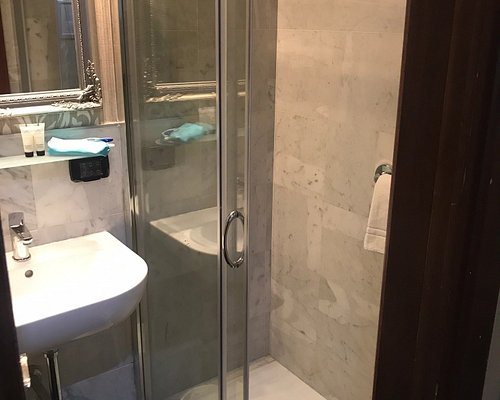 Hotel Canova — Bathroom