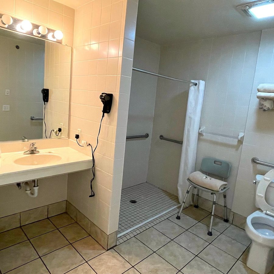 Hotel Cape Charles — Bathroom