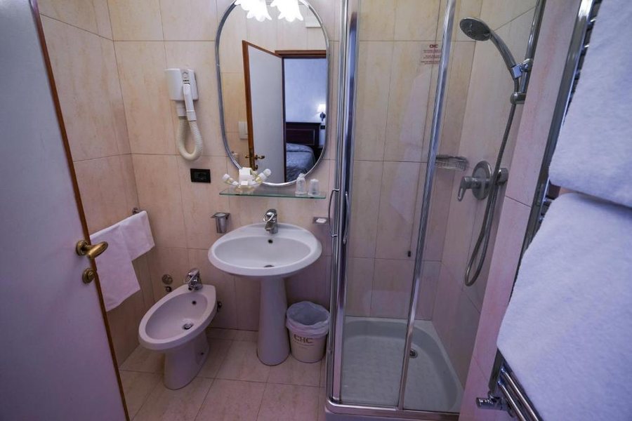 Hotel Carlton Capri — Bathroom