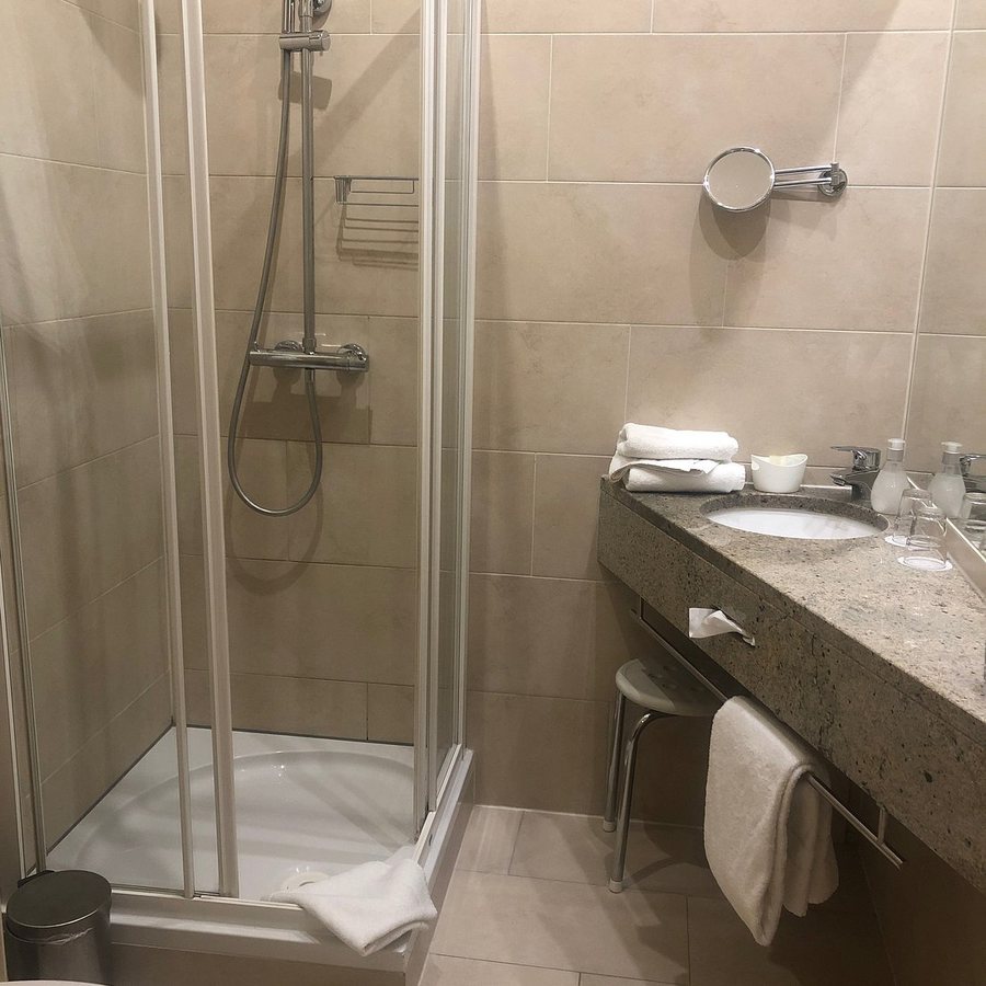 Hotel Carlton Opera — Bathroom