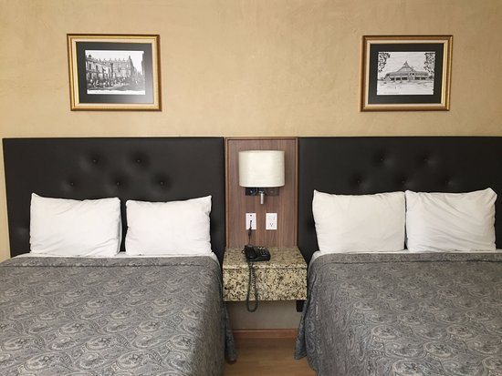 Hotel Castropol — Guest room