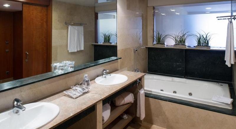 Hotel Catalonia Barcelona 505 Barcelona Catalonia — Bathroom