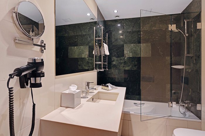 Hotel Catalonia Goya — Bathroom