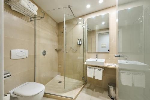 Hotel Catalonia La Maquinista Barcelona Catalonia — Bathroom