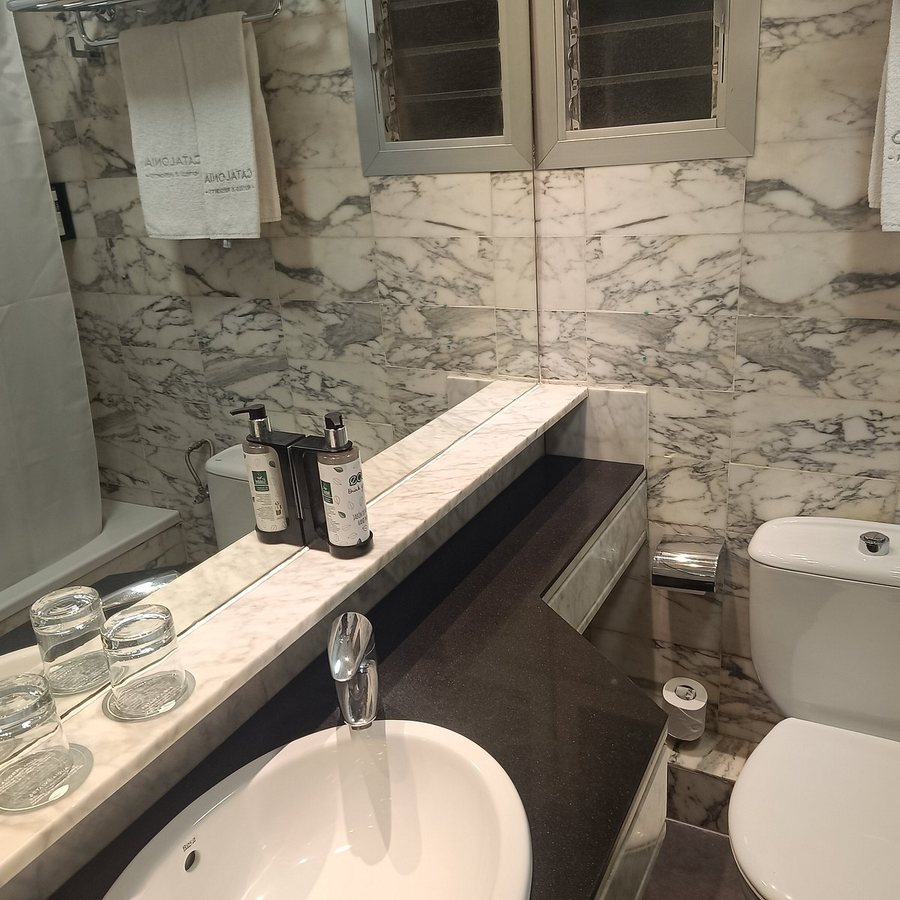 Hotel Catalonia Park Guell Barcelona Catalonia — Bathroom