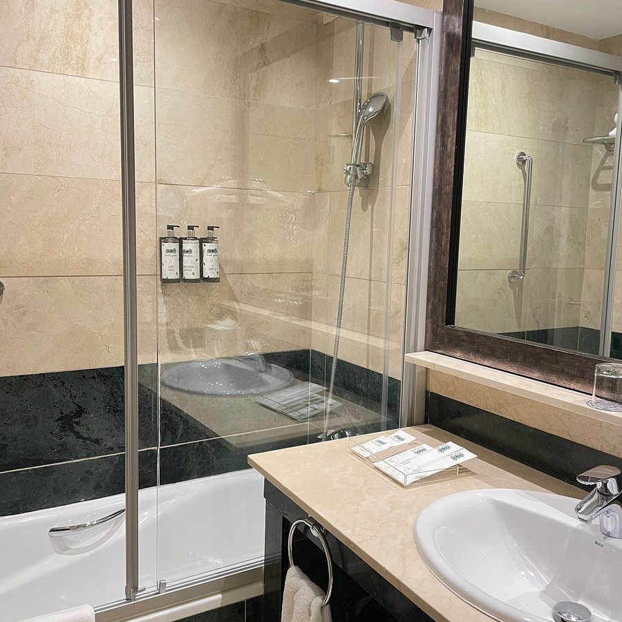 Hotel Catalunya Barcelona Catalonia — Bathroom