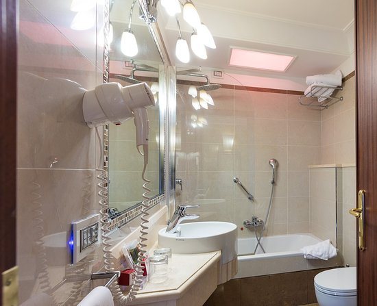 Hotel Cecil — Bathroom