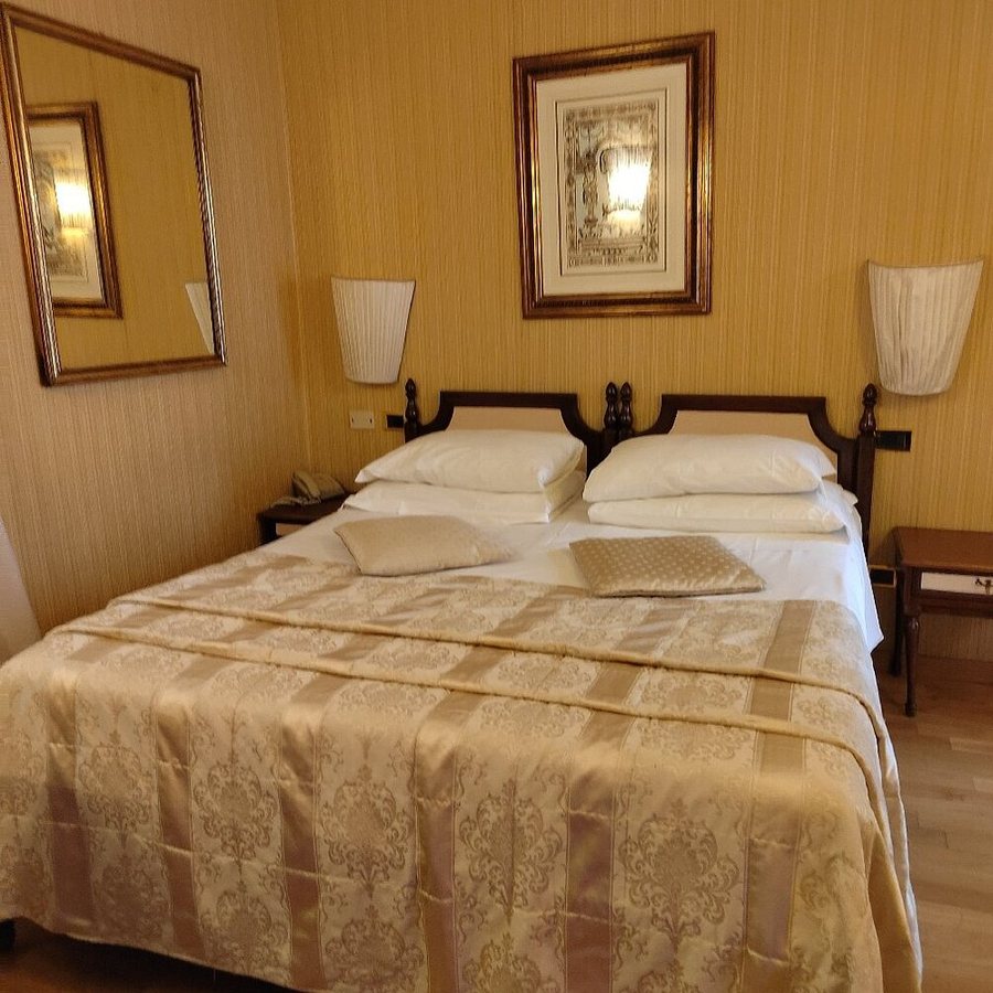 Hotel Cecil — Guest room