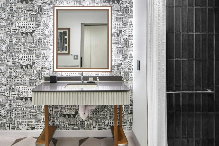 Hotel Celare Cincinnati Midtown a Tribute Portfolio Hotel — Bathroom