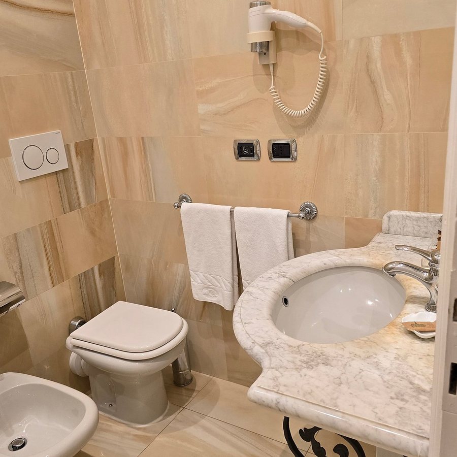 Hotel Cellini — Bathroom