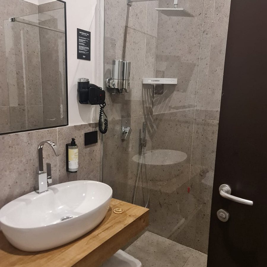 Hotel Central Lodge — Bathroom