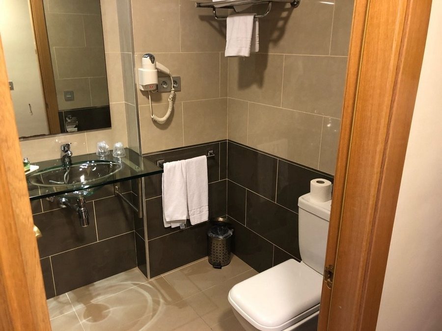 Hotel Centre Reus — Bathroom