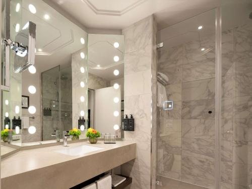 Hotel Cerretani Firenze MGallery — Bathroom