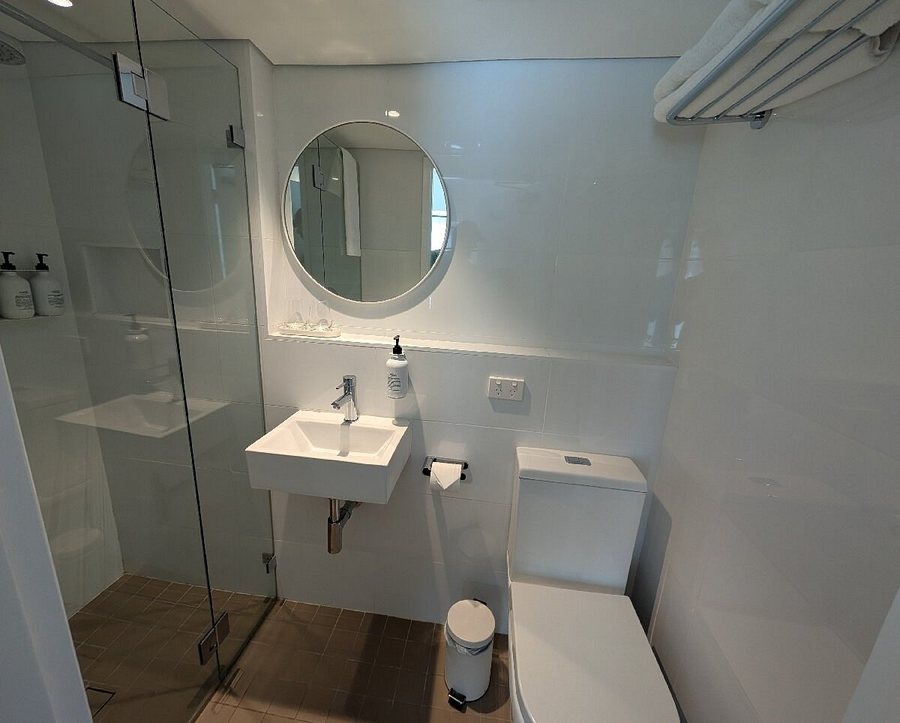 Hotel Challis — Bathroom
