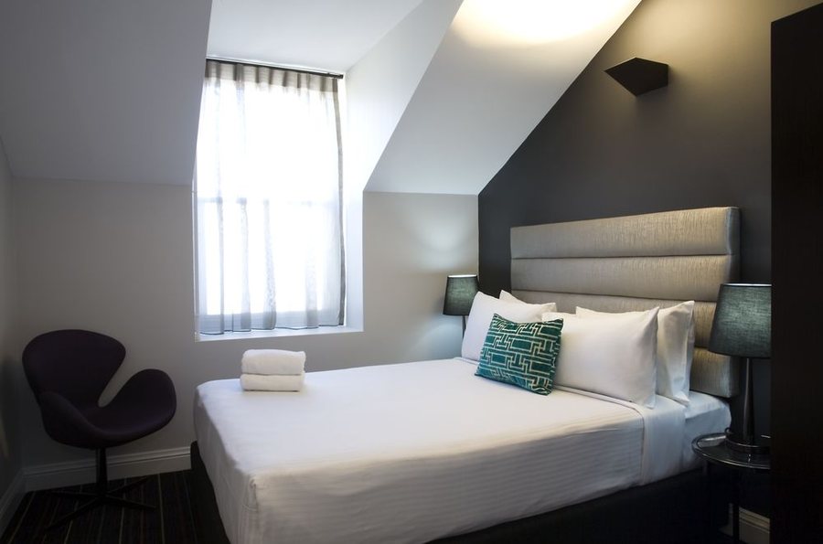 Hotel Challis — Guest room
