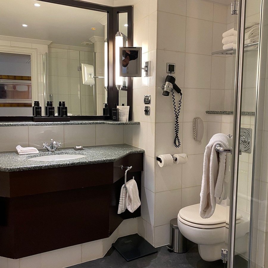 Hotel Champerret Elysees — Bathroom