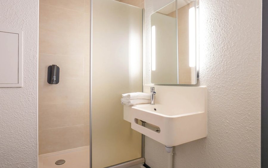 Hotel Chatillon Paris Montparnasse — Bathroom