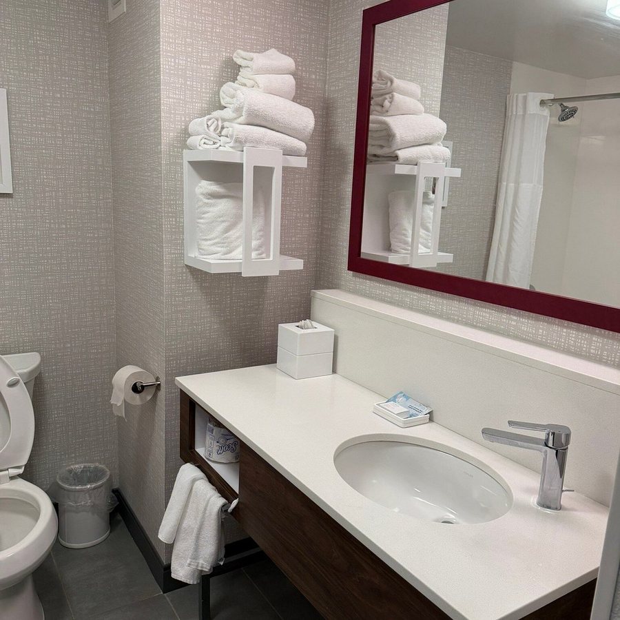 Hotel Chester — Bathroom
