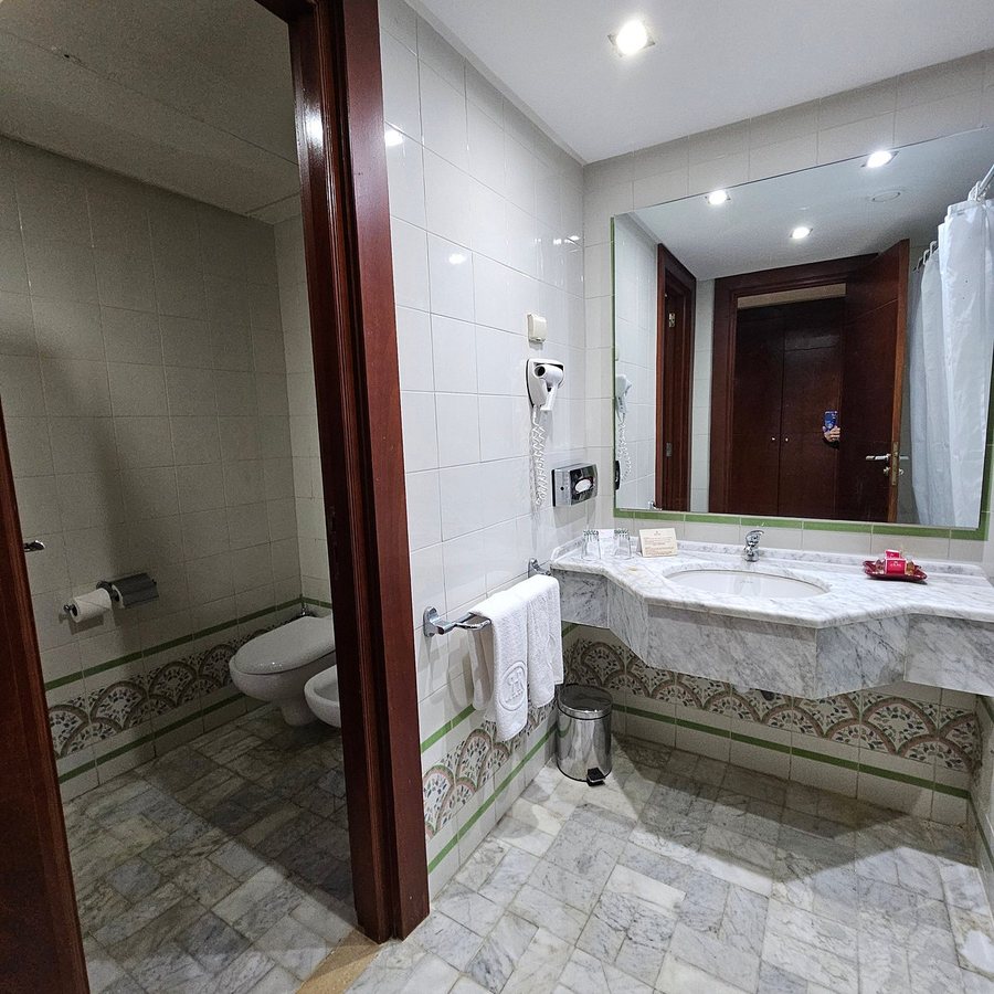 Hotel Chich Khan — Bathroom