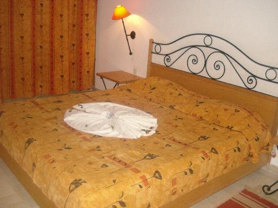 Hotel Chich Khan — Guest room