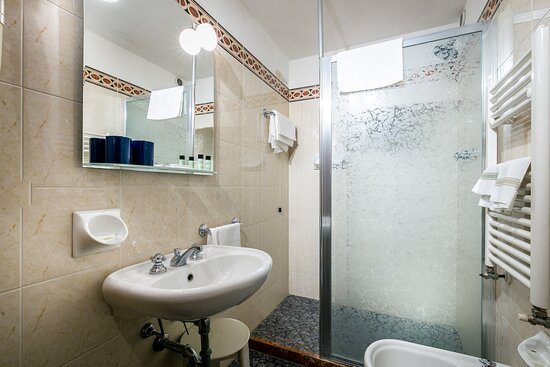 Hotel City — Bathroom