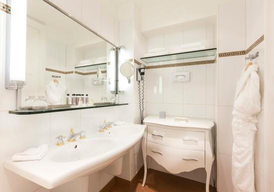 Hotel Claridge — Bathroom