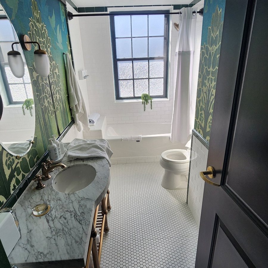 Hotel Clermont — Bathroom