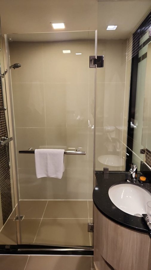 Hotel Clover Asoke Bangkok — Bathroom