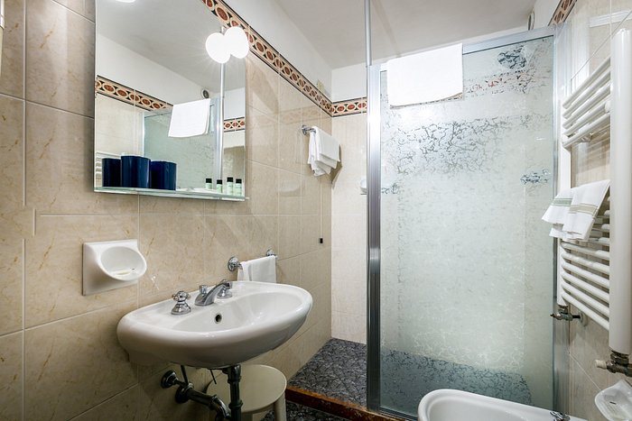 Hotel Colomba — Bathroom