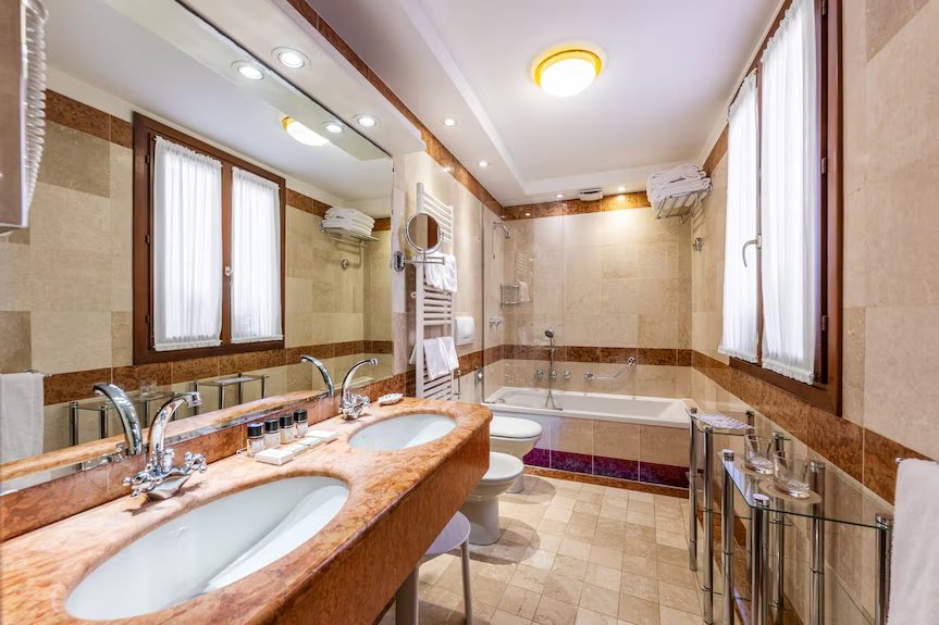 Hotel Colombina — Bathroom