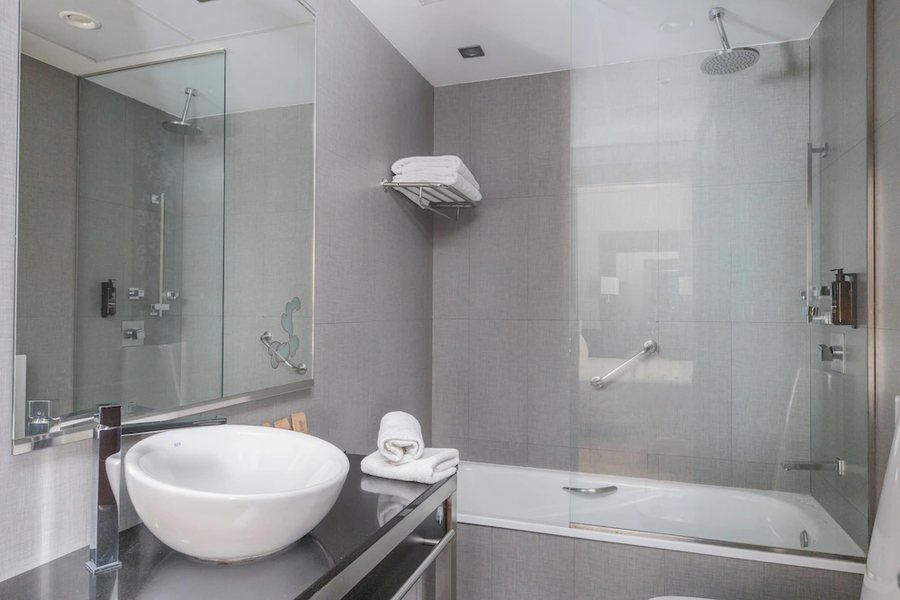 Hotel Colonial Barcelona Barcelona Catalonia — Bathroom