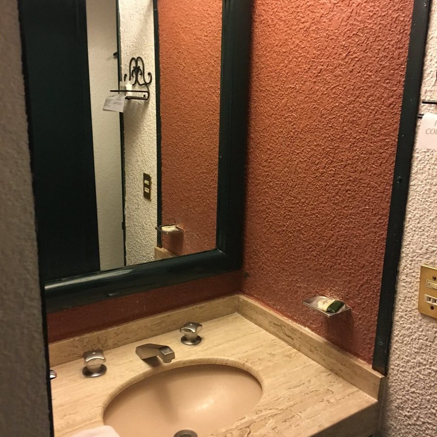 Hotel Colonial Mexicali — Bathroom