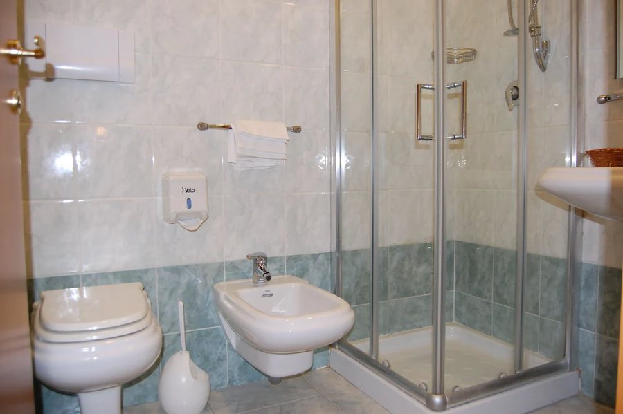 Hotel Colonne — Bathroom