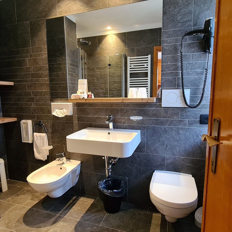 Hotel Columbia — Bathroom