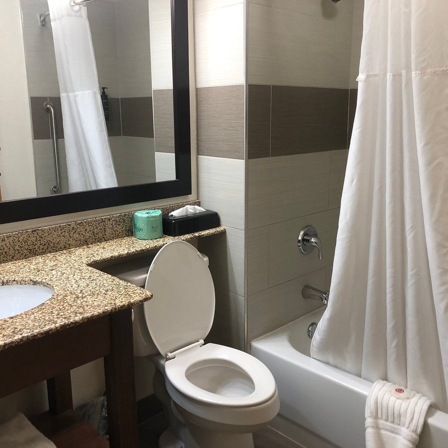 Hotel Concord Syracuse Ascend Hotel Collection — Bathroom