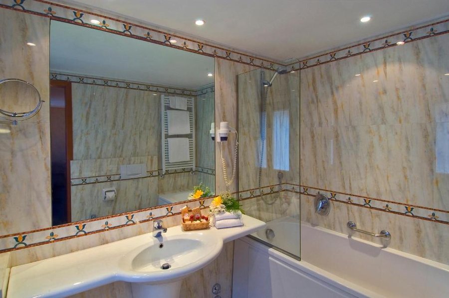 Hotel Concordia — Bathroom