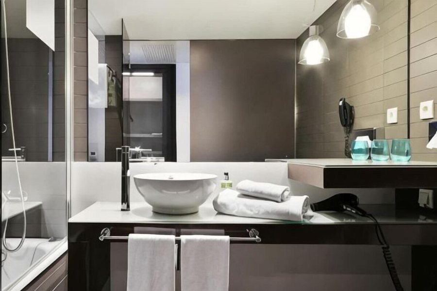 Hotel Condal — Bathroom