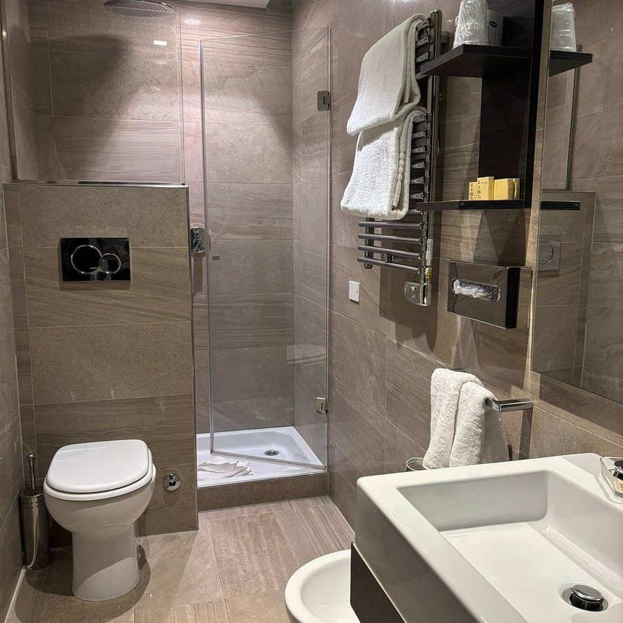 Hotel Condotti — Bathroom
