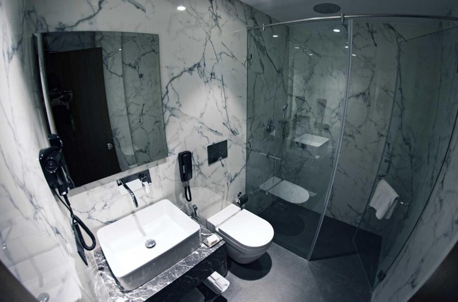 Hotel Connaught Royale — Bathroom